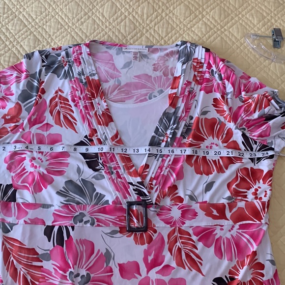 Beautiful top - Picture 9 of 10